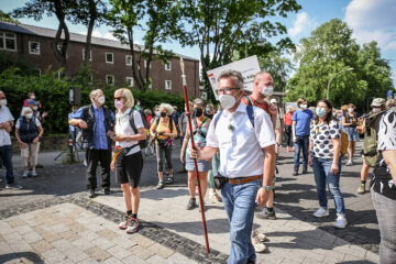 Klaus Koltermann, Pfarrer in Dormagen, und seine Weggefährten bei der Ankunft in der Kölner Innenstadt zur Kundgebung "Aufbruch nach Köln - für eine Veränderung der Kirche" am 12. Juni 2021.