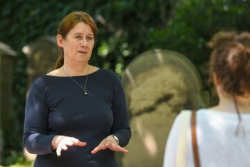 Susanne Urban, Geschäftsführerin des SchUM-Städte Speyer, Worms und Mainz Vereins, am 1. Juni 2021 auf dem jüdischen Friedhof in Worms.