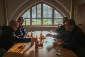 Vier Ordensmänner verkosten Klosterbier am 22. November 2016 in der Benediktinerabtei Saint-Wandrille in Saint-Wandrille-Rancon (Frankreich).