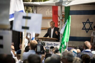 Felix Klein, Beauftragter der Bundesregierung für jüdisches Leben in Deutschland und den Kampf gegen Antisemitismus, spricht bei der Kundgebung "Gegen den Quds-Marsch! Kein Islamismus und Antisemitismus in Berlin", einer Gegendemonstration zum Al-Kuds-Marsch am 1. Juni 2019 in Berlin.