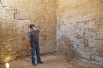 Der verantwortliche Archäologe und Architekt Rene Elter der "Ecole biblique et archeologique francaise de Jerusalem" (EBAF) in den restaurierten Überresten der Krypta 
des Hilarion-Klosters am 14. Juli 2021 in Tell Umm al-Amr (Palästinensische Autonomiegebiete).