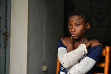 Elokia, ein traumatisiertes Mädchen, hat die Arme verschränkt in Bukavu (Kongo) am 3. Mai 2018. Sie nimmt am OLAME-Projekt für verstoßene "Hexenkinder" teil.