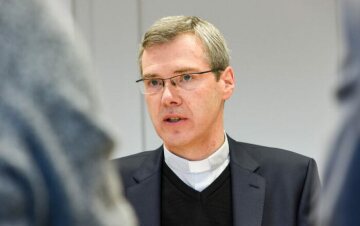 Heiner Wilmer, Bischof von Hildesheim, am 26. Februar 2019 im Gespräch mit Mitarbeitern in Hildesheim.