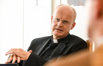 Franz-Josef Overbeck, Bischof von Essen, während einer Besprechung mit Mitarbeitern im Büro im Bischofshaus in Essen am 2. September 2019.