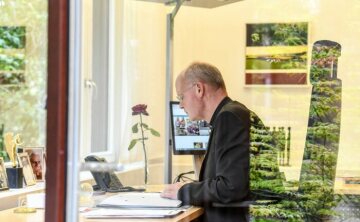 Franz-Josef Overbeck, Bischof von Essen, arbeitet am Schreibtisch in seinem Büro im Bischofshaus in Essen am 2. September 2019.