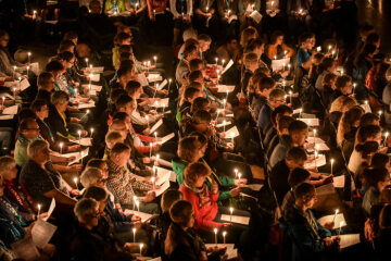 Teilnehmer des Gottesdienstes "Nacht der Lichter" auf dem 101. Katholikentag in Münster am 10. Mai 2018 beten und halten brennende Kerzen in den Händen.