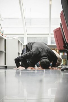 Männer beten kniend in der Gebetshaltung Sudschud auf Gebetsteppichen in den Räumen des Islamkollegs Deutschland in Osnabrück am 15. Januar 2022.