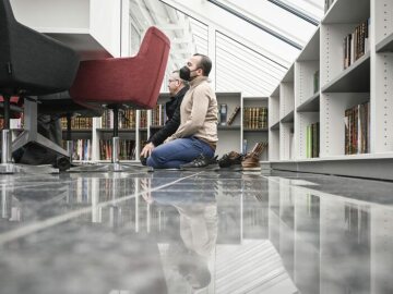 Kollegiaten beten kniend auf Gebetsteppichen in den Räumen des Islamkollegs Deutschland in Osnabrück am 15. Januar 2022.