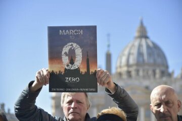 Ein Mitglied der Opferorganisation "Ending Clergy Abuse" (ECA) demonstriert am 24. Februar 2019, zum Abschluss des Anti-Missbrauchsgipfels in Rom. Er hält ein Plakat mit der Aufschrift "March to Zero" und appelliert für null Toleranz bei sexuellem Missbrauch. Im Hintergrund der Petersdom.