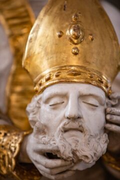 Kopf des Nothelfers Dionysius auf dem Gnadenaltar in der Basilika Vierzehnheiligen am 25. Oktober 2021 in Bad Staffelstein.