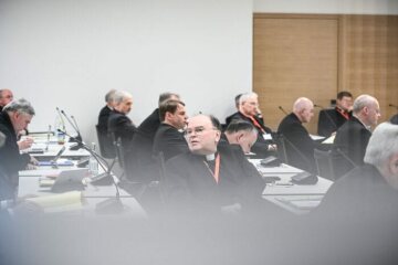 Bertram Meier (m.), Bischof von Augsburg, sitzt mit weiteren Bischöfen im Tagungsraum bei der Eröffnung der Frühjahrsvollversammlung der Deutschen Bischofskonferenz (DBK) am 7. März 2022 in Vierzehnheiligen.