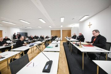 Bischöfe sitzen im Tagungsraum bei der Eröffnung der Frühjahrsvollversammlung der Deutschen Bischofskonferenz (DBK) am 7. März 2022 in Vierzehnheiligen. Rechts: Bischof Georg Bätzing, Vorsitzender der DBK.