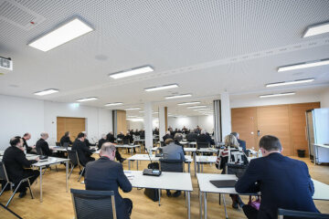 Bischöfe sitzen im Tagungsraum bei der Eröffnung der Frühjahrsvollversammlung der Deutschen Bischofskonferenz (DBK) am 7. März 2022 in Vierzehnheiligen.