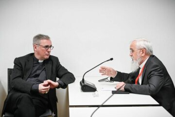 Stefan Heße (l.), Erzbischof von Hamburg, und Gerhard Feige, Bischof von Magdeburg, im Gespräch bei der Eröffnung der Frühjahrsvollversammlung der Deutschen Bischofskonferenz (DBK) am 7. März 2022 in Vierzehnheiligen.