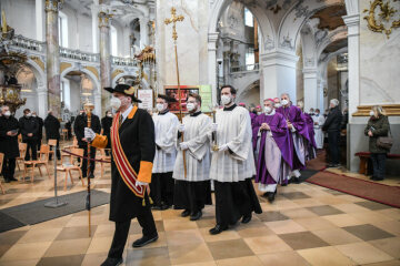 Ein Kirchenschweitzer geht voraus, beim Einzug zum Gottesdienst anlässlich der Frühjahrsvollversammlung der Deutschen Bischofskonferenz (DBK) am 8. März 2022 in der Basilika Vierzehnheiligen.
