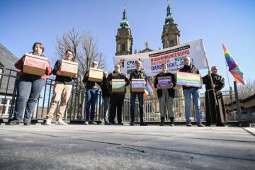 Übergabe einer Petition der Initiative #outinchurch mit über 110.000 Unterschriften an die Deutsche Bischofskonferenz (DBK), während der Frühjahrsvollversammlung der DBK am 9. März 2022 in Vierzehnheiligen.