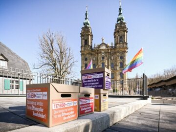 Gestapelte Kartons der Initiative #outinchurch mit über 110.000 Unterschriften stehen vor der Basilika Vierzehnheiligen während der Frühjahrsvollversammlung der Deutschen Bischofskonferenz (DBK) am 9. März 2022 in Vierzehnheiligen.