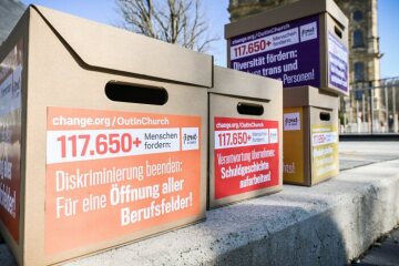 Gestapelte Kartons der Initiative #outinchurch mit über 110.000 Unterschriften stehen vor der Basilika Vierzehnheiligen während der Frühjahrsvollversammlung der Deutschen Bischofskonferenz (DBK) am 9. März 2022 in Vierzehnheiligen.