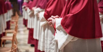 Bischöfe haben die Hände gefaltet beim Eröffnungsgottesdienst der Frühjahrsvollversammlung der Deutschen Bischofskonferenz (DBK) am 7. März 2022 in der Basilika Vierzehnheiligen in Bad Staffelstein.