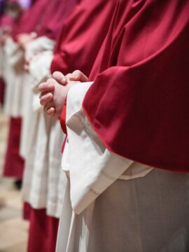 Bischöfe haben die Hände gefaltet beim Eröffnungsgottesdienst der Frühjahrsvollversammlung der Deutschen Bischofskonferenz (DBK) am 7. März 2022 in der Basilika Vierzehnheiligen in Bad Staffelstein.