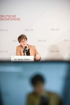 Beate Gilles, Generalsekretärin der Deutschen Bischofskonferenz (DBK), bei der Abschlusspressekonferenz der Frühjahrsvollversammlung der DBK am 10. März 2022 in Vierzehnheiligen.