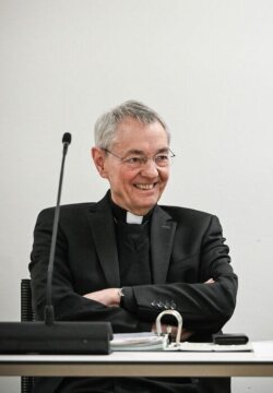 Ludwig Schick, Erzbischof von Bamberg, lächelt bei der Eröffnung der Frühjahrsvollversammlung der Deutschen Bischofskonferenz (DBK) am 7. März 2022 in Vierzehnheiligen.