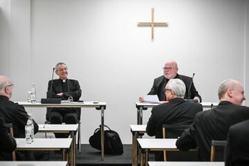 Ludwig Schick (l.), Erzbischof von Bamberg, und Kardinal Reinhard Marx, Erzbischof von München und Freising, bei der Eröffnung der Frühjahrsvollversammlung der Deutschen Bischofskonferenz (DBK) am 7. März 2022 in Vierzehnheiligen.