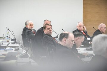 Stefan Oster (m.), Bischof von Passau, und weitere Bischöfe im Tagungsraum bei der Eröffnung der Frühjahrsvollversammlung der Deutschen Bischofskonferenz (DBK) am 7. März 2022 in Vierzehnheiligen.