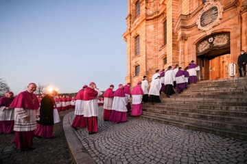 Bischöfe ziehen ein zum Eröffnungsgottesdienst in der Basilika Vierzehnheiligen bei der Frühjahrsvollversammlung der Deutschen Bischofskonferenz (DBK) am 7. März 2022 in Vierzehnheiligen.