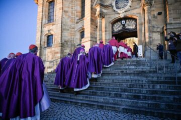 Bischöfe ziehen ein zum Eröffnungsgottesdienst in der Basilika Vierzehnheiligen bei der Frühjahrsvollversammlung der Deutschen Bischofskonferenz (DBK) am 7. März 2022 in Bad Staffelstein.