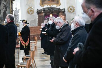 Bischöfe mit Mund-Nasen-Schutz bei einem Gottesdienst anlässlich der Frühjahrsvollversammlung der Deutschen Bischofskonferenz (DBK) am 10. März 2022 in der Basilika Vierzehnheiligen.