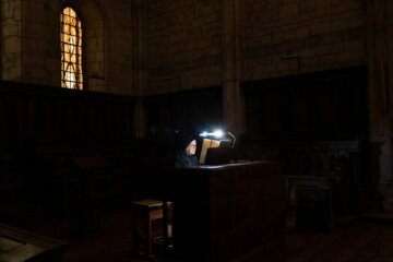 Eine Ordensfrau spielt in der dunklen Kirche des Zisterzienserklosters Casamari Orgel am 15. April 2019 in Casamari (Italien).