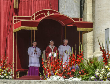 Papst Franziskus feiert den Gottesdienst zu Pfingsten am 9. Juni 2019 auf dem Petersplatz im Vatikan.