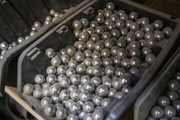 Wannen mit Metallkugeln für die Herstellung von Klöppeln, am 22. April 2022 in der Werkstatt der Glocken- und Kunstgießerei Rincker in Sinn.