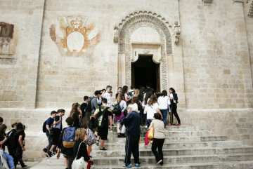 Studenten betreten die Kathedrale von Matera am 17. Mai 2018 in Matera (Italien).
