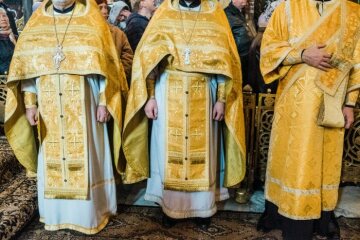 Zwei Priester und ein Diakon während eines ukrainisch-orthodoxen Gottesdienstes des Kiewer Patriarchats am 28. Oktober 2018 in der Kathedrale Wladimir in Kiew.