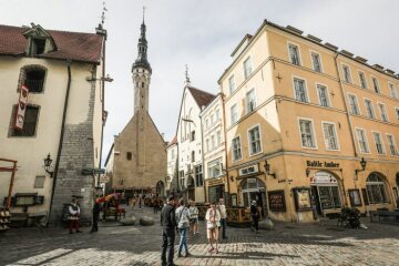 Das historische Rathaus (m.) in Tallinn am 12. August 2018.
