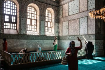 Touristinnen, Frauen mit Kopftuch und Mundschutz, beten im Frauenbereich und fotografieren mit dem Smartphone in der Hagia Sophia am 5. September 2020 in Istanbul.