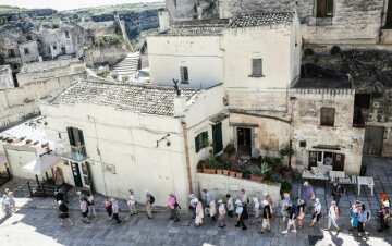 Touristen bei einer geführten Tour im Stadtviertel Sasso Barisano in Matera (Italien) am 17. Mai 2018.
