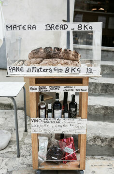 Ortstypisches Brot, Wein und Likörflaschen von Matera (Italien) am 17. Mai 2018.