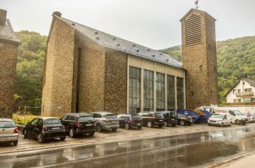 Die von der Flut beschädigte Kirche Sankt Andreas am 16. September 2022 in Ahrbrück.