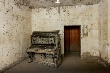 Mit Schlamm verschmiertes Klavier in einem Kellerraum der Kirche Sankt Andreas am 16. September 2022 in Ahrbrück. Die Räume sind bei der Flutkatastrophe im Juli 2021 von der Ahr überflutet worden.