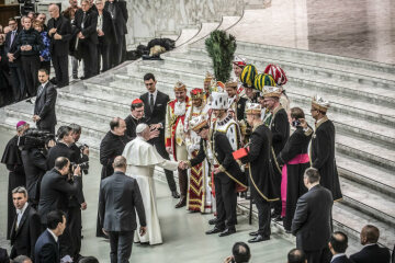 Papst Franziskus begrüßt Christoph Kuckelkorn (m.), Präsident des Festkomitee Kölner Karneval, während der Generalaudienz am 16. Januar 2019 im Vatikan. Daneben stehen Dreigestirn, Gardisten und Kardinal Rainer Maria Woelki, Erzbischof von Köln.