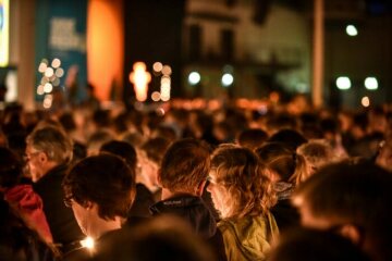 Teilnehmer im Kerzenlicht während des Gottesdienstes "Nacht der Lichter" auf dem 101. Katholikentag in Münster am 10. Mai 2018.