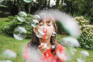 Ein Mädchen macht Seifenblasen in einem Garten am 13. August 2020. (Aufnahmeort unbekannt)