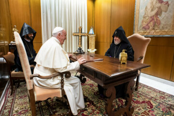 Papst Franziskus und Karekin II. Nersissian, Oberster Patriarch und Katholikos aller Armenier, am 24. Oktober 2018 im Vatikan.