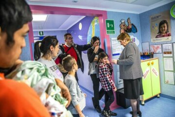 Mariella Enoc (r.), Präsidentin des vatikanischen Kinderkrankenhauses Bambino Gesu, unterhält sich mit Patientinnen und Patienten auf einem Stationsflur der Klinik am 31. Januar 2019 in Rom.