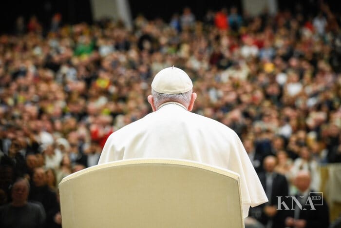 230215-0916-000061 Papst Franziskus vor Menschenmenge