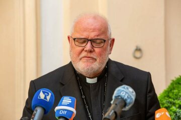 Kardinal Reinhard Marx, Erzbischof von München und Freising, hat die Augen geschlossen bei einem Pressestatement zu seinem Rücktrittsangebot an den Papst am 4. Juni 2021 in München.