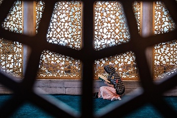Blick durch ein Gitter in den Frauenbereich der Moschee Hagia Sophia auf eine muslimische Frau mit Kopftuch, die im Koran liest, am 5. September 2020 in Istanbul (Türkei).